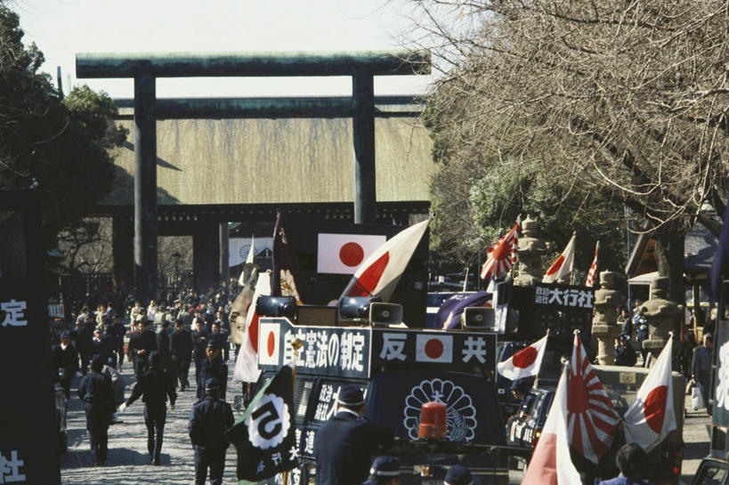 东方人,走,横图,室外,白天,民族服装,树林,植物,道路,路,旗帜,国旗,东京,日本,亚洲,握,服装,节日,日本国旗,小路,神社,交通,许多人,拿,拿着,注视,黄种人,文化,树,树木,背面,衣服,绿色,自然,观察,看,祈祷,一群人,健康,握着,许愿,阻挡,宗教,服饰,信仰,千代田区,生长,成长,观看,纪念,神道,祈求,祭祀,察看,衣着,穿着,关注,游行,东亚,否决,本州,关东地方,本州岛,日本国,东京都,靖国神社,神道教,反对,衣饰,请愿,示威,游街,社屋,平安,男人,男性,女人,女性,中年男性,中年女性,亚洲人,旗,步行,散步,走路,半身,彩图,传统服装,民俗服,日章旗