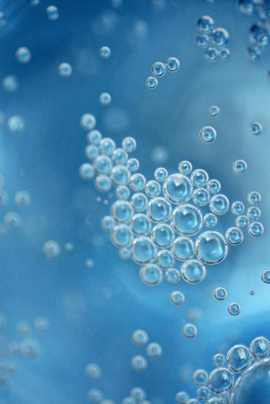 无人,竖图,俯视,室内,特写,白天,水,餐桌,桌子,杯子,阴影,反射,液体,影子,饮用水,玻璃制品,一个,蓝色,水杯,矿泉水,摄影,影棚,单个,餐台,苏打,蒸馏水,碳酸钠,化学物质,纯碱,碱面,玻璃杯,彩图,高角度拍摄,影棚拍摄,拍摄