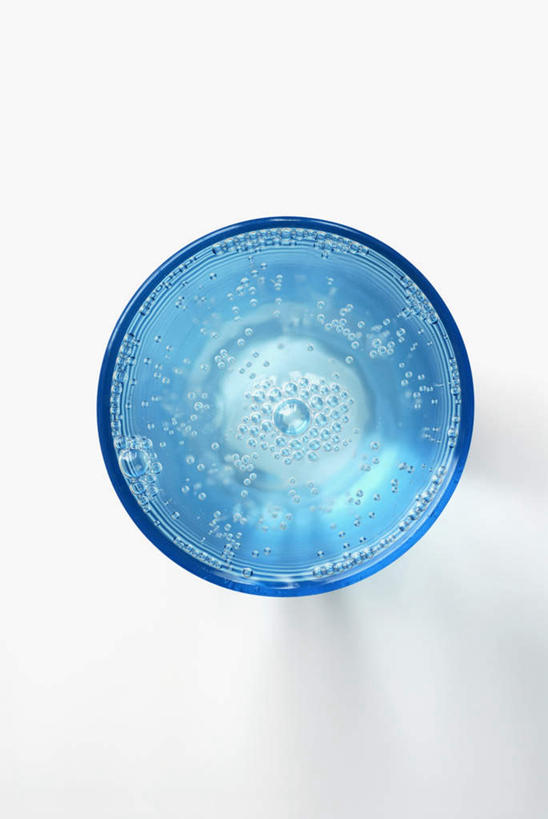 无人,竖图,俯视,室内,特写,白天,白色背景,餐桌,桌子,杯子,阴影,反射,影子,汽水,饮品,一杯,玻璃制品,饮料,一个,蓝色,水杯,碳酸饮料,摄影,影棚,单个,餐台,可口,适口,玻璃杯,彩图,高角度拍摄,影棚拍摄,拍摄,荷兰水