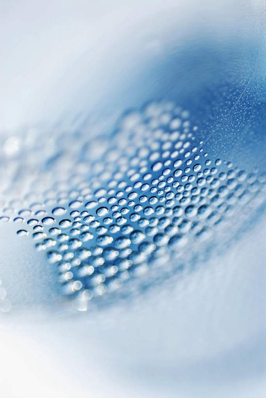 无人,竖图,俯视,室内,特写,白天,水,餐桌,桌子,杯子,阴影,朦胧,模糊,反射,液体,影子,饮用水,玻璃制品,一个,水杯,矿泉水,单个,餐台,苏打,蒸馏水,碳酸钠,化学物质,纯碱,碱面,玻璃杯,彩图,高角度拍摄