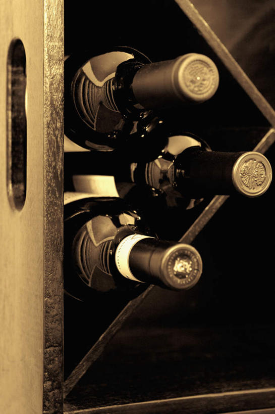 红酒,葡萄酒,无人,竖图,室内,特写,白天,正面,酒类,红酒瓶,置物架,架子,玻璃制品,酒,酒瓶,饮料,三个,玻璃瓶,瓶子,红葡萄酒,葡萄酒瓶,陈列架,搁架,彩图