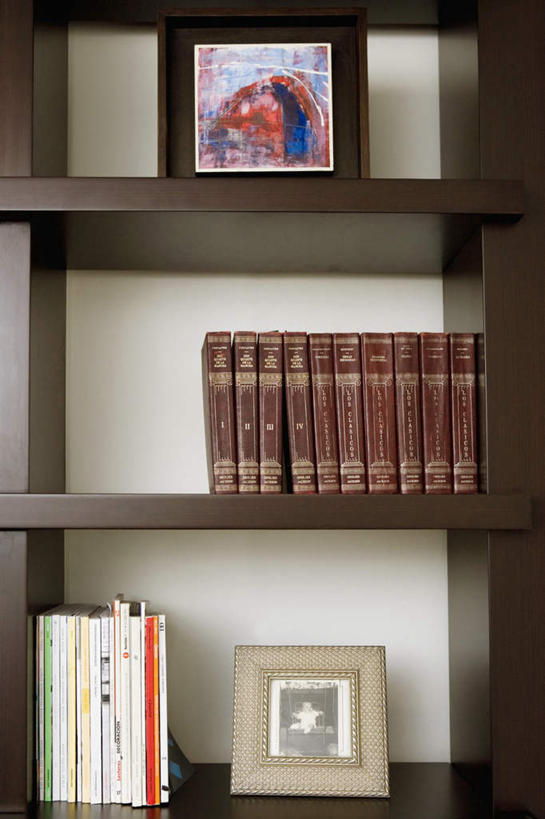 无人,竖图,照片,室内,特写,白天,正面,静物,书籍,相框,一排,整齐,并列,并排,排列,书柜,书橱,摄影,队列,平行,书,图书,相片,彩图,拍摄,照相