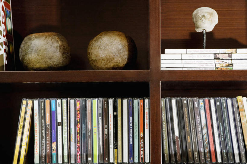 无人,横图,室内,特写,白天,正面,静物,书籍,一排,许多,整齐,装饰,并列,并排,壶,很多,水壶,排列,茶壶,容器,书柜,书橱,华丽,修饰,点缀,队列,平行,衬托,美观,雅致,雅观,书,图书,彩图