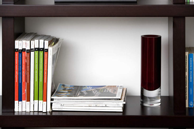 无人,横图,室内,特写,白天,正面,静物,花瓶,书籍,一排,许多,整齐,并列,并排,陶瓷,陶瓷制品,很多,置物架,架子,排列,一个,瓶子,书柜,书橱,单个,队列,陈列架,平行,搁架,书,图书,彩图