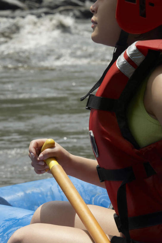 划船,西方人,一个人,坐,竖图,室外,白天,侧面,旅游,度假,河流,石头,美景,水,船,帽子,欧洲,欧洲人,仅一个年轻女性,仅一个女性,仅一个人,握,服装,船桨,救生衣,石子,头盔,河水,景观,水流,拿,拿着,休闲装,娱乐,衣服,蓝色,自然,安全帽,交通工具,享受,休闲,休闲服,景色,放松,握着,服饰,充气船,自然风光,载具,沉积岩,浮水衣,荡舟,水成岩,年轻女性,女人,女性,白种人,石块,岩石,坐着,半身,彩图