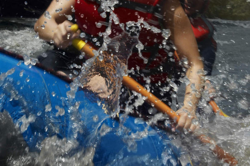 西方人,两个人,伙伴,朋友,坐,横图,室外,白天,正面,旅游,度假,友谊,河流,美景,水,船,欧洲,欧洲人,握,波纹,飞溅,服装,朦胧,模糊,溅,船桨,救生衣,液体,河水,景观,水滴,水流,拿,拿着,休闲装,娱乐,水珠,衣服,水纹,自然,船尾波,交通工具,波浪,享受,休闲,休闲服,景色,放松,握着,服饰,充气船,喷洒,自然风光,载具,浮水衣,友情,男人,男性,年轻男性,白种人,坐着,半身,彩图