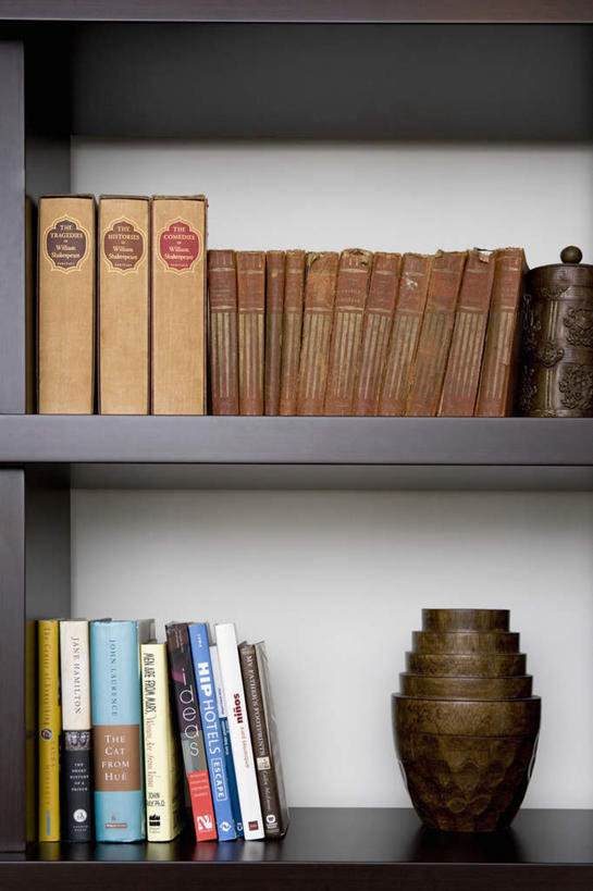 无人,竖图,室内,特写,白天,正面,静物,书籍,一排,许多,整齐,装饰,并列,并排,壶,很多,置物架,架子,水壶,排列,一个,茶壶,容器,书柜,书橱,单个,华丽,修饰,点缀,队列,陈列架,平行,衬托,美观,雅致,雅观,搁架,书,图书,彩图