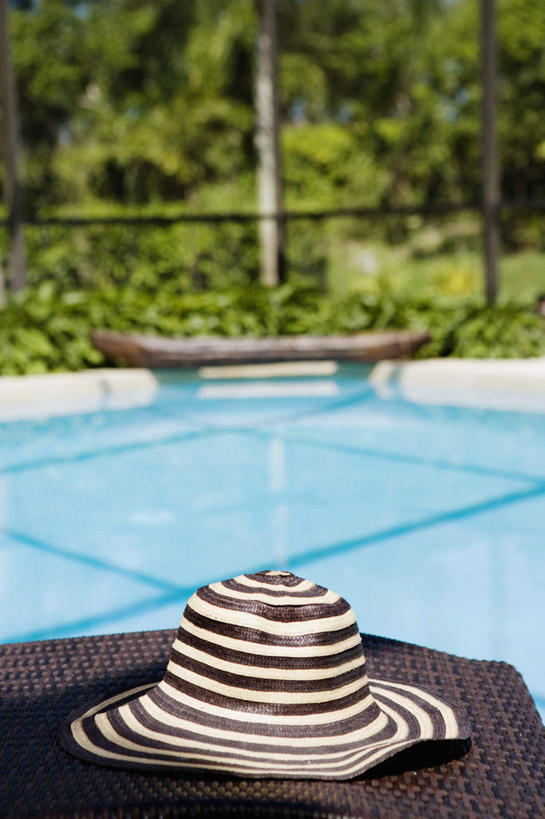 无人,体育馆,游泳池,竖图,室外,白天,正面,水,植物,帽子,椅子,朦胧,模糊,躺椅,水池,水面,泳池,树,树木,绿色,自然,遮阳帽,生长,成长,沙滩椅,游泳馆,一顶,彩图