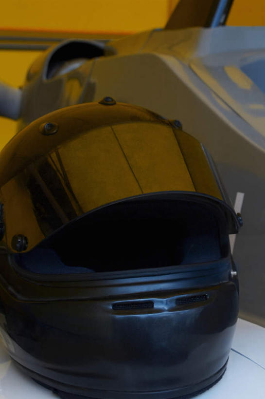 无人,竖图,室内,特写,白天,正面,汽车,赛车,静物,帽子,头盔,车,一个,黑色,安全帽,交通工具,单个,载具,卡丁车,微型汽车,微型赛车,彩图