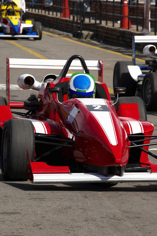 西方人,两个人,运动员,坐,竖图,室外,白天,正面,运动服,道路,路,公路,汽车,赛车,帽子,欧洲,欧洲人,阴影,服装,光线,头盔,影子,分界线,停车线,交通,注视,车,衣服,阳光,安全帽,交通工具,观察,看,服饰,观看,车行道,车行道分界线,察看,衣着,穿着,关注,载具,标线,卡丁车,车行线,衣饰,微型汽车,微型赛车,男人,男性,年轻男性,白种人,马路,体育运动员,运动选手,坐着,半身,彩图,运动装