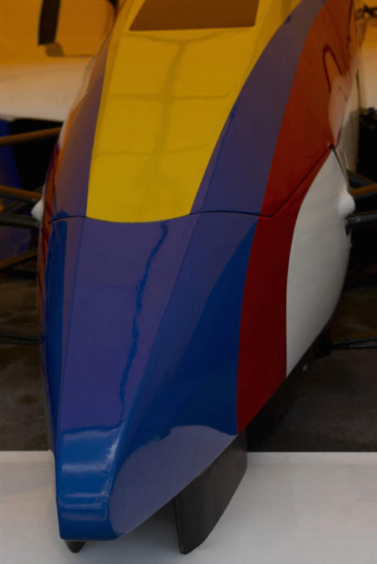 无人,竖图,俯视,室内,特写,白天,汽车,赛车,静物,一辆,车,黄色,红色,蓝色,白色,交通工具,载具,卡丁车,微型汽车,微型赛车,彩图,高角度拍摄