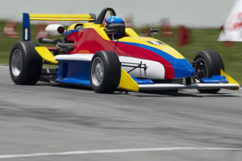 西方人,一个人,运动员,坐,横图,室外,白天,正面,草地,草坪,植物,道路,路,公路,汽车,赛车,帽子,欧洲,欧洲人,仅一个男性,仅一个人,一辆,头盔,交通,注视,车,草,仅一个年轻男性,绿色,黑色,安全帽,轮胎,交通工具,观察,看,橡胶,观看,察看,关注,载具,橡胶制品,卡丁车,车胎,微型汽车,微型赛车,男人,男性,年轻男性,白种人,马路,体育运动员,运动选手,坐着,彩图,全身,外胎