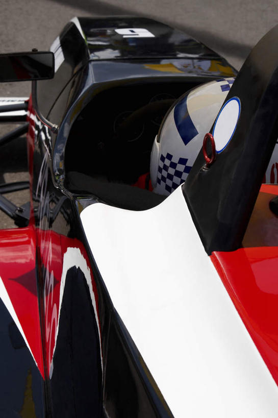 西方人,一个人,运动员,坐,竖图,俯视,室外,白天,汽车,赛车,帽子,欧洲,欧洲人,仅一个男性,仅一个人,一辆,标志,数字,头盔,文字,字符,注视,标识,车,仅一个年轻男性,红色,白色,黑色,安全帽,交通工具,观察,看,阿拉伯数字,观看,察看,关注,载具,卡丁车,微型汽车,微型赛车,男人,男性,年轻男性,白种人,体育运动员,运动选手,坐着,半身,彩图,高角度拍摄