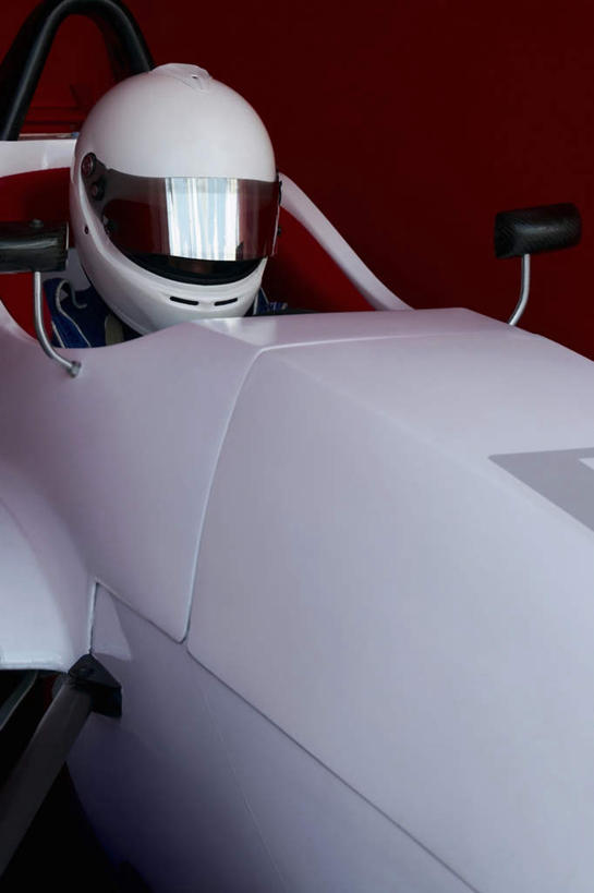 西方人,一个人,运动员,坐,竖图,室内,白天,正面,安全,镜子,汽车,赛车,帽子,欧洲,欧洲人,仅一个男性,仅一个人,一辆,反射,头盔,注视,车,仅一个年轻男性,白色,安全帽,交通工具,观察,看,后视镜,观看,镜像,察看,生命,镜面,关注,载具,卡丁车,光学,侧视镜,微型汽车,微型赛车,男人,男性,年轻男性,白种人,体育运动员,运动选手,坐着,半身,彩图