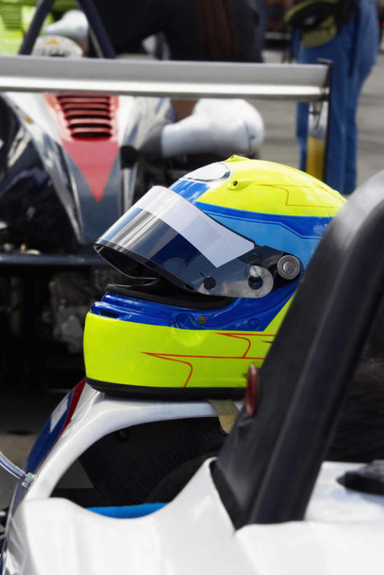 无人,竖图,室外,特写,白天,正面,汽车,赛车,静物,帽子,头盔,车,一个,白色,黑色,安全帽,交通工具,单个,载具,卡丁车,微型汽车,微型赛车,彩图