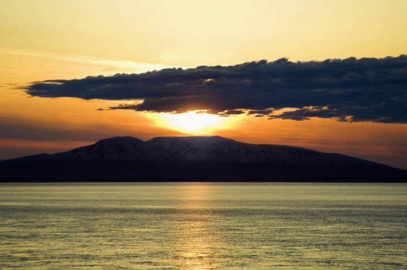 无人,横图,室外,白天,正面,旅游,度假,岛屿,海浪,海洋,石头,美景,日落,山,山脉,美国,阴影,光线,石子,影子,岛,景观,浪花,山顶,山峰,晚霞,霞光,落日,山峦,娱乐,倒影,阳光,自然,海水,黄昏,群山,享受,休闲,景色,彩霞,放松,倒映,北美,北美洲,自然风光,美洲,海景,沉积岩,阿拉斯加,阿拉斯加州,安克雷奇,北亚美利加洲,亚美利加洲,最后的边疆,午夜阳光之地,颠峰,极峰,夕照,反照,水成岩,自治市,大海,风浪,海,海水的波动,近岸浪,列岛,群岛,石块,岩石,涌浪,诸岛,夕阳,彩图,斜阳