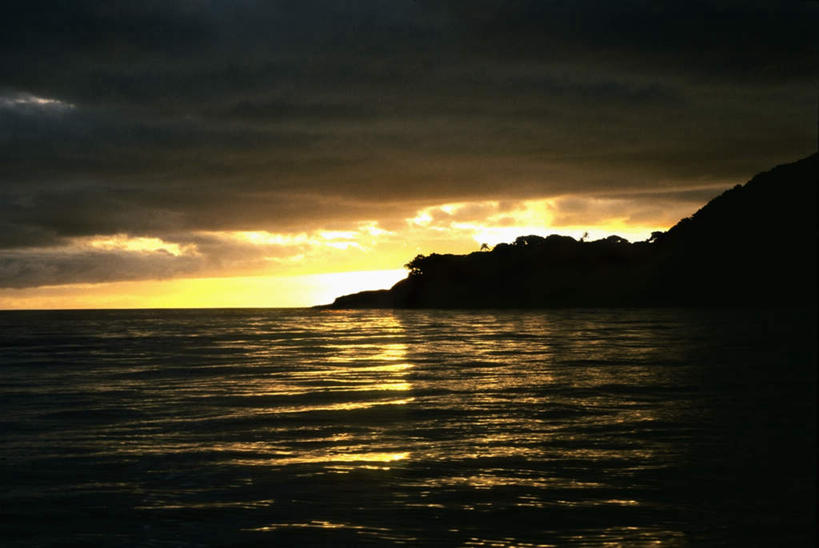 无人,横图,室外,白天,正面,旅游,度假,岛屿,海浪,海洋,石头,美景,日落,山,山脉,斐济,阴影,光线,石子,影子,岛,景观,浪花,山顶,山峰,晚霞,霞光,落日,山峦,背光,娱乐,倒影,阳光,自然,海水,黄昏,群山,享受,休闲,景色,彩霞,放松,倒映,自然风光,大洋洲,逆光,海景,沉积岩,南太平洋,斐济群岛共和国,颠峰,极峰,夕照,反照,水成岩,洛迈维蒂群岛,大海,风浪,海,海水的波动,近岸浪,列岛,群岛,石块,岩石,涌浪,诸岛,夕阳,彩图,科罗岛,斜阳