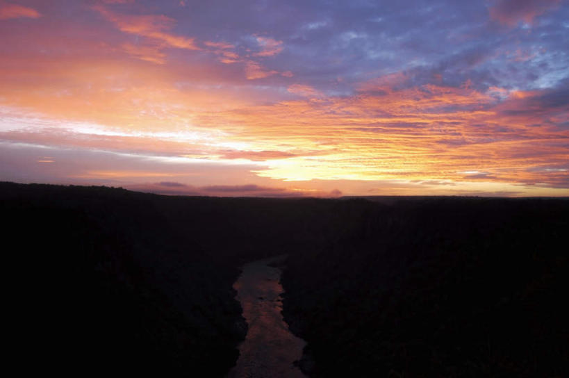 无人,横图,室外,白天,正面,旅游,度假,湖,湖泊,石头,美景,日落,山,山脉,水,非洲,津巴布韦,阴影,光线,石子,影子,湖面,景观,山顶,山峰,水流,水面,晚霞,霞光,落日,山峦,背光,娱乐,阳光,自然,黄昏,湖水,群山,享受,休闲,景色,彩霞,放松,自然风光,逆光,沉积岩,阿非利加洲,津巴布韦共和国,辛巴威,颠峰,极峰,夕照,水成岩,石块,岩石,夕阳,彩图,斜阳