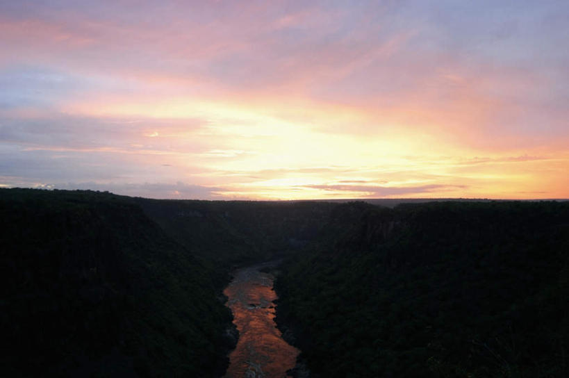 无人,横图,室外,白天,正面,旅游,度假,河流,石头,美景,日落,山,山脉,水,非洲,津巴布韦,阴影,光线,石子,影子,地平线,河水,景观,山顶,山峰,水流,晚霞,霞光,落日,辽阔,地面,山峦,背光,娱乐,阳光,自然,黄昏,群山,享受,休闲,广阔,景色,彩霞,放松,一望无际,自然风光,延伸,逆光,沉积岩,天地相交,阿非利加洲,津巴布韦共和国,辛巴威,无边无际,一马平川,颠峰,极峰,夕照,水成岩,石块,岩石,夕阳,彩图,斜阳