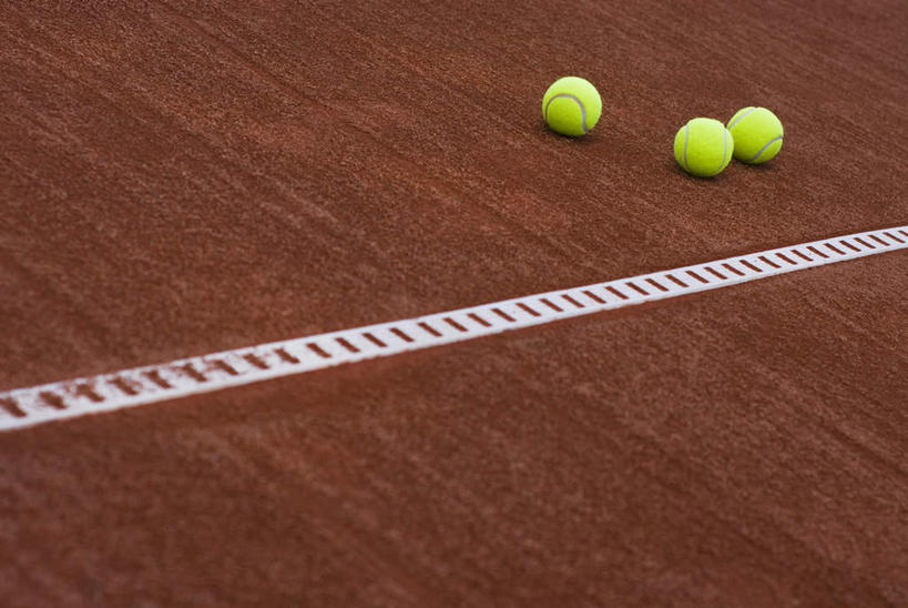 无人,横图,俯视,室外,特写,白天,网球,静物,球场,网球场,网球装备,运动器械,场地,三个,绿色,健身器械,健身器材,网球运动,彩图,高角度拍摄,网球场地,红土场,软性球场,运动器材