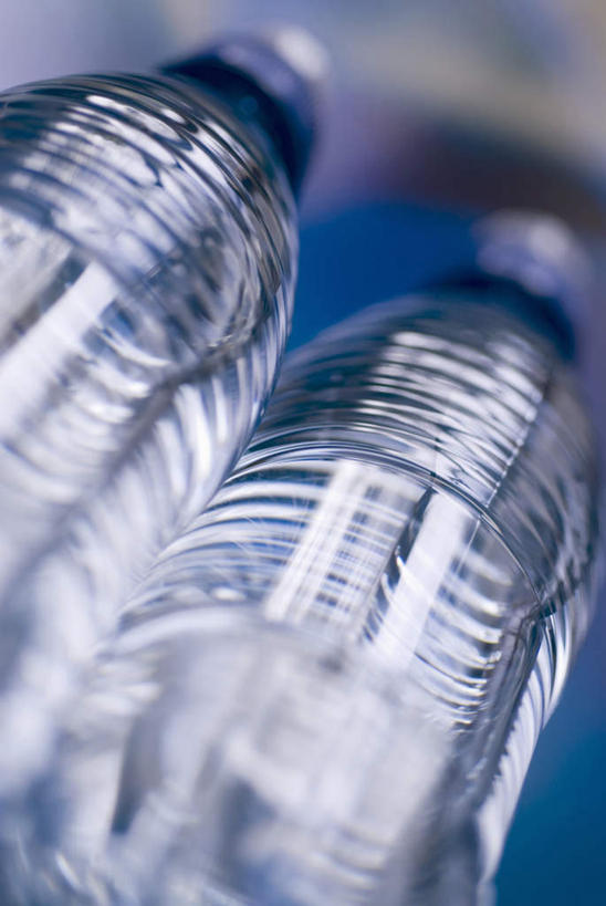 无人,竖图,室内,特写,白天,正面,水,朦胧,模糊,液体,饮用水,两个,瓶子,塑料制品,矿泉水,塑料瓶,蒸馏水,彩图