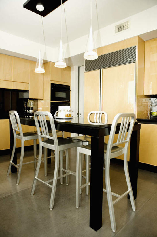 无人,家,竖图,室内,白天,正面,别墅,餐桌,厨房,家具,装修,桌子,建筑,椅子,照明,欧式,一排,整齐,装饰,瓷砖,地砖,饭厅,房屋,木椅,屋子,公寓,灯光,地面,豪华,建设,现代,装潢,洋房,楼房,吊灯,住宅,灯,排列,灯具,室内装潢,餐台,样板房,明亮,照亮,三盏,舒适,家居装潢,照明设备,队列,房屋设计,地中海风格,古典风格,简约风格,室内设计,宽敞,样板房装潢,设计,彩图,房子,灶间