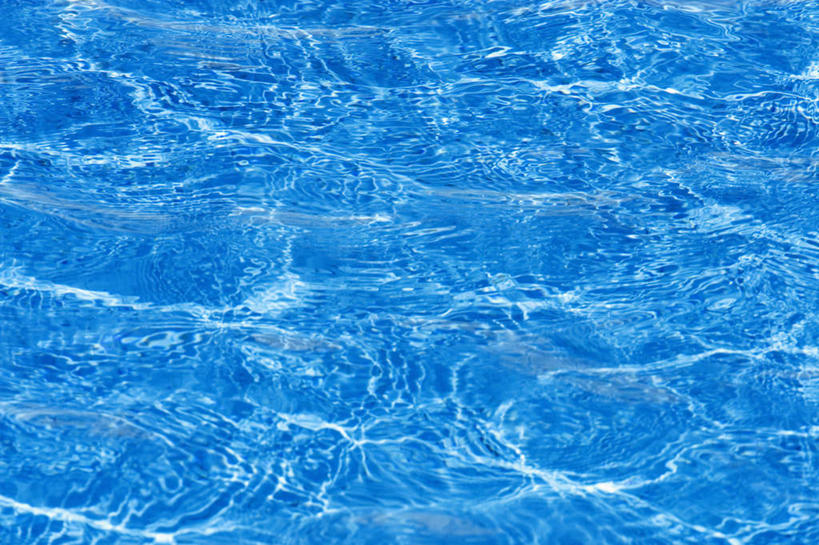 无人,体育馆,游泳池,横图,俯视,室外,特写,白天,水,波纹,透明,水池,水面,涟漪,泳池,蓝色,水纹,波浪,波光粼粼,游泳馆,水晕,理智,沉静,冷色,高深,冷淡,彩图,高角度拍摄