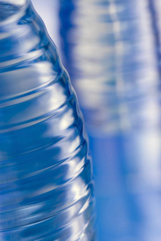 无人,竖图,室外,特写,白天,正面,水,两瓶,阴影,朦胧,模糊,透明,反射,液体,影子,饮用水,蓝色,瓶子,塑料制品,矿泉水,塑料瓶,蒸馏水,理智,沉静,冷色,高深,冷淡,彩图