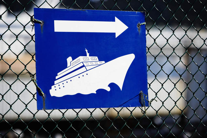 无人,横图,室外,特写,白天,正面,度假,岛屿,美景,城市风光,城市,指示牌,船,夏威夷,美国,朦胧,模糊,标志,文字,景观,铁丝网,方向,娱乐,标识,游轮,箭头,游船,交通工具,享受,休闲,景色,放松,北美,北美洲,指向,载具,美洲,夏威夷州,爱洛哈之州,可爱岛,考艾岛,考爱岛,簇,北亚美利加洲,亚美利加洲,旅游船,花园之岛,铁蒺藜,列岛,群岛,诸岛,彩图