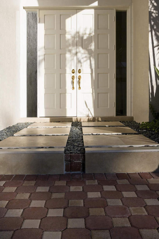 无人,竖图,室外,白天,正面,门,椅子,阴影,光线,瓷砖,地砖,影子,躺椅,地面,阳光,把手,门把手,门框,门把,沙滩椅,拉手,彩图