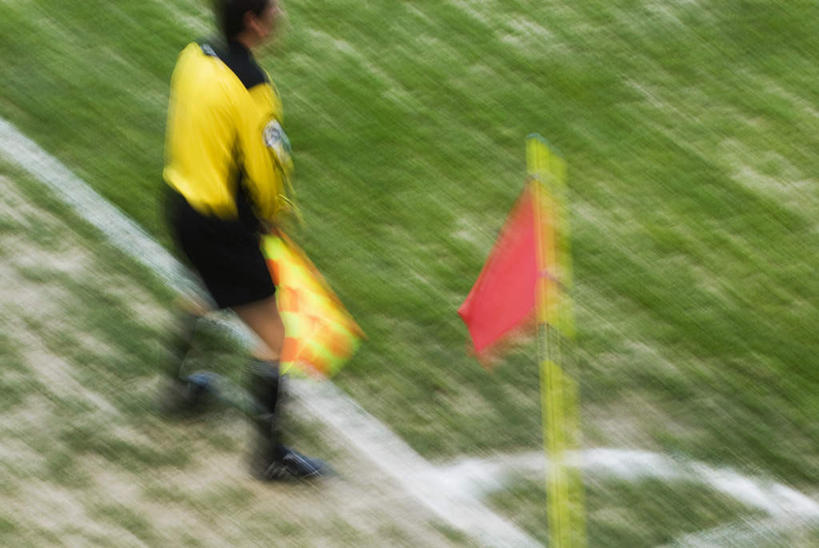 西方人,一个人,足球场,站,横图,俯视,室外,白天,运动服,草地,草坪,植物,旗帜,欧洲,欧洲人,仅一个男性,仅一个人,裁判,服装,朦胧,模糊,旗杆,注视,旗子,草,仅一个年轻男性,衣服,绿色,观察,看,站着,服饰,观看,察看,衣着,穿着,关注,绿茵场,旌旗,旗号,衣饰,男人,男性,年轻男性,白种人,站立,半身,彩图,高角度拍摄,足球比赛场地,运动装