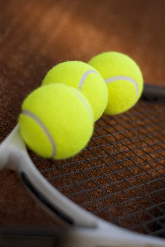 无人,竖图,俯视,室外,特写,白天,网球,静物,朦胧,模糊,网球拍,球场,网球场,球拍,网球装备,运动器械,场地,绿色,健身器械,健身器材,网球运动,彩图,高角度拍摄,网球场地,红土场,软性球场,运动器材