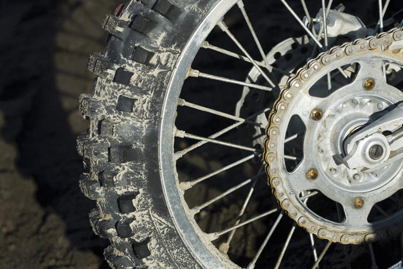 无人,横图,俯视,室外,特写,白天,摩托车,静物,一辆,阴影,朦胧,模糊,反射,影子,车,黑色,轮胎,交通工具,橡胶,肮脏,铁环,锁链,链条,束缚,限制,载具,橡胶制品,车胎,邋遢,约束,龌龊,污秽,恶浊,彩图,高角度拍摄,外胎