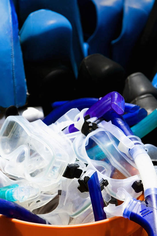 游泳,无人,竖图,俯视,室外,特写,白天,锻炼,运动,静物,阴影,朦胧,模糊,反射,潜水镜,影子,泳镜,蛙鞋,潜水,脚蹼,呼吸管,潜水装备,面镜,浮潜,潜水运动,体育,彩图,高角度拍摄,健身