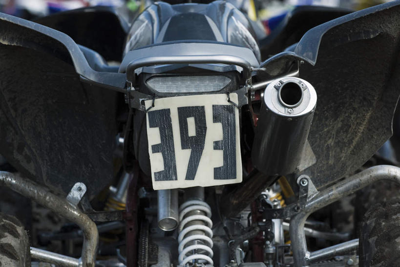 无人,横图,室外,特写,白天,正面,指示牌,汽车,赛车,静物,一辆,一排,阴影,整齐,反射,标志,文字,影子,字符,字母,标识,车,排列,交通工具,队列,载具,卡丁车,阿拉伯文,阿拉伯语,阿拉伯字母,微型汽车,微型赛车,彩图