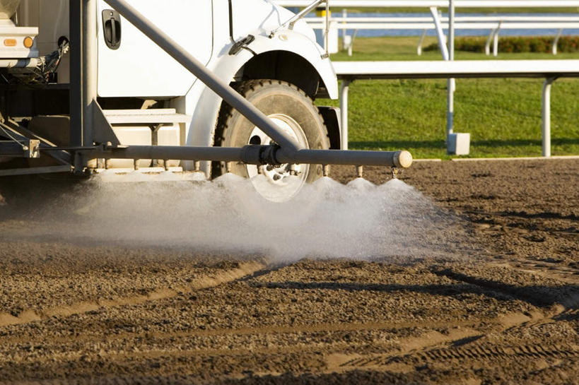 无人,体育馆,栏杆,运动场,横图,室外,白天,正面,草地,草坪,水,植物,一辆,飞溅,朦胧,模糊,溅,扶手,液体,水滴,体育场,护栏,马场,水珠,草,绿色,喷洒,洒水车,赛马场,跑马场,运动馆,多功能绿化洒水车,多功能喷洒车,绿化喷洒车,绿化洒水车,水罐车,园林绿化喷洒车,园林喷药车,彩图