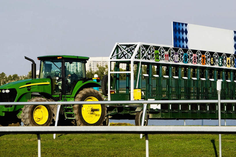 无人,体育馆,栏杆,运动场,横图,室外,白天,正面,旅游,度假,显示器,草地,草坪,美景,植物,阴影,光线,扶手,屏幕,影子,景观,娱乐,显示屏,体育场,护栏,马场,草,树,树木,蓝色,绿色,蓝天,天空,阳光,自然,天,享受,休闲,景色,放松,生长,晴朗,成长,自然风光,输出设备,赛马场,记分牌,万里无云,跑马场,运动馆,电子记分牌,晴空,晴空万里,彩图