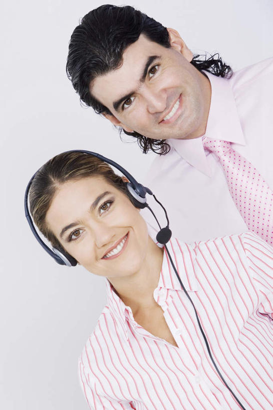 西方人,两个人,同事,商务人士,商务男性,商务女性,站,笑,微笑,露齿笑,竖图,室内,白天,白色背景,正面,衬衫,通讯,成功,合作,团队,集体,信心,客服,欧洲,欧洲人,阴影,套装,反射,信息,影子,领带,话务员,注视,队伍,耳机,耳麦,话筒,观察,看,站着,服务,通信,摄影,影棚,观看,协调,察看,麦克风,领导,头戴式耳麦,象征,庄重,成就,关注,销售,商务装,身份,合伙,领袖,工薪阶层,客服人员,电话销售,正式,地位,接待员,男人,男性,年轻女性,女人,女性,中年男性,白种人,白领,接线员,上班族,站立,半身,彩图,影棚拍摄,衬衣,拍摄,头戴式耳机