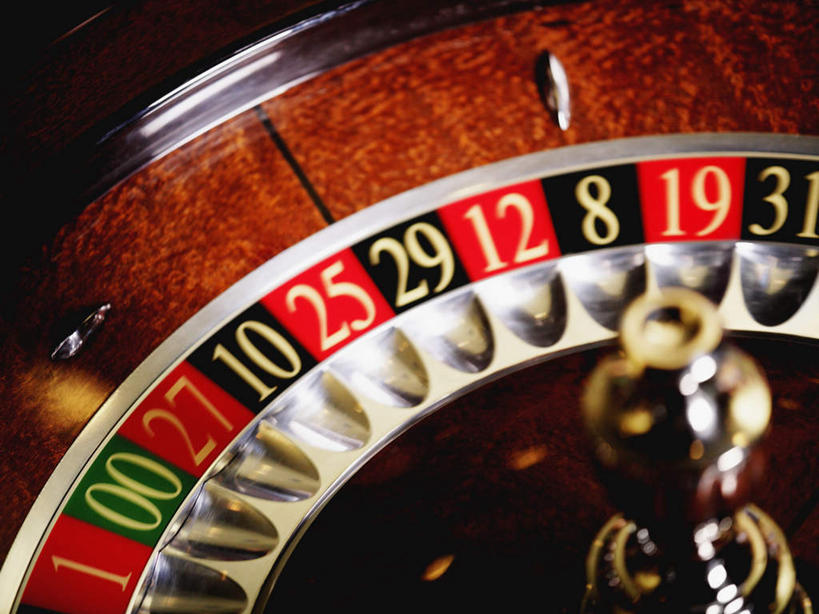 无人,横图,俯视,室内,特写,白天,游戏,赌博,贪欲,竞争,静物,一排,许多,阴影,朦胧,模糊,整齐,反射,标志,数字,文字,影子,字符,玩,娱乐,标识,刺激,排列,休闲,赌场,阿拉伯数字,活动,轮盘,队列,发泄,消遣,智力,赌具,博彩,投机,侥幸,欲望,宣泄,轮盘赌,玩耍,嬉戏,彩图,高角度拍摄,胜负,输赢,娱乐场