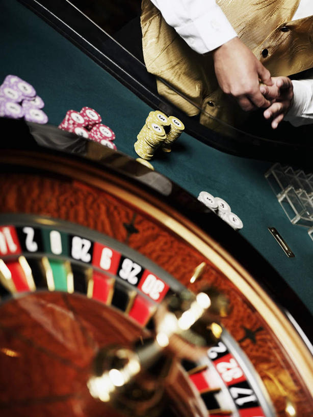 西方人,一个人,站,竖图,室内,特写,白天,仰视,工作服,制服,游戏,赌博,贪欲,竞争,欧洲,欧洲人,仅一个男性,仅一个人,一堆,一排,许多,握,阴影,堆叠,堆积,朦胧,模糊,整齐,环绕,围绕,反射,标志,数字,文字,影子,字符,玩,环抱,娱乐,标识,刺激,排列,仅一个年轻男性,站着,休闲,握着,筹码,赌场,阿拉伯数字,活动,堆,轮盘,队列,发泄,消遣,智力,发牌,赌具,博彩,荷官,投机,侥幸,欲望,宣泄,萦绕,工作制服,轮盘赌,男人,男性,年轻男性,白种人,玩耍,嬉戏,站立,半身,彩图,低角度拍摄,工作套服,杀赔,庄荷,胜负,输赢,娱乐场