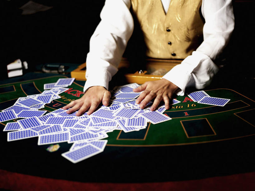 西方人,手,一个人,站,横图,俯视,室内,白天,工作服,制服,游戏,赌博,贪欲,竞争,桌子,扑克牌,纸牌,玩具,扑克,欧洲,欧洲人,双手,仅一个男性,仅一个人,许多,握,阴影,反射,影子,玩,娱乐,刺激,排列,仅一个年轻男性,站着,休闲,手部,握着,活动,发泄,消遣,智力,发牌,赌具,荷官,21点,黑杰克,投机,侥幸,欲望,宣泄,摆列,工作制服,男人,男性,年轻男性,白种人,玩耍,嬉戏,站立,半身,彩图,高角度拍摄,工作套服,二十一点,杀赔,庄荷,布列,分列,胜负,输赢