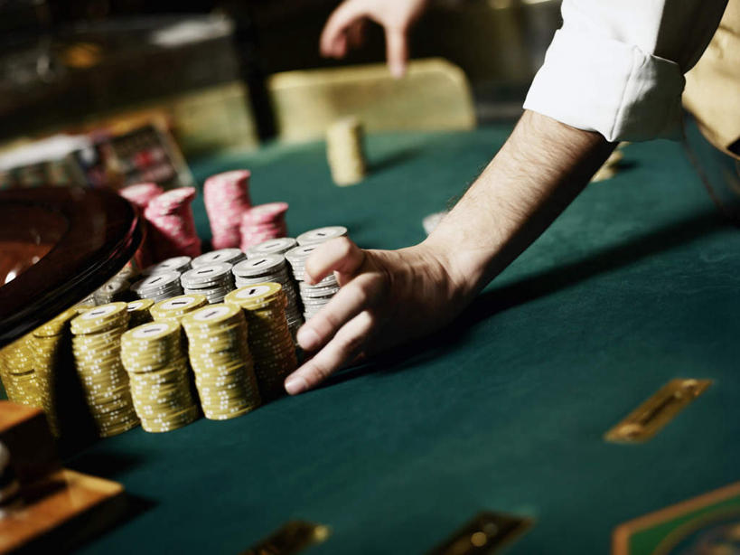 西方人,手,一个人,站,横图,俯视,室内,特写,白天,工作服,制服,游戏,赌博,贪欲,竞争,玩具,欧洲,欧洲人,双手,仅一个男性,仅一个人,一堆,许多,握,阴影,堆叠,堆积,朦胧,模糊,反射,影子,玩,娱乐,刺激,仅一个年轻男性,站着,休闲,手部,握着,筹码,活动,堆,计数,发泄,消遣,智力,发牌,赌具,积累,累积,荷官,投机,侥幸,欲望,宣泄,筹马,工作制服,记数,男人,男性,年轻男性,白种人,玩耍,嬉戏,站立,半身,彩图,高角度拍摄,工作套服,杀赔,庄荷,胜负,输赢