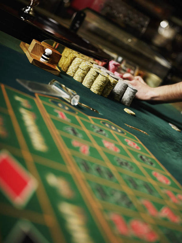 西方人,手,一个人,站,竖图,俯视,室内,特写,白天,工作服,游戏,赌博,贪欲,竞争,玩具,欧洲,欧洲人,双手,仅一个男性,仅一个人,一堆,许多,握,阴影,堆叠,堆积,朦胧,模糊,反射,影子,墙,玩,娱乐,刺激,墙壁,墙面,仅一个年轻男性,站着,休闲,手部,握着,筹码,活动,堆,计数,发泄,消遣,智力,发牌,赌具,积累,累积,荷官,投机,侥幸,欲望,宣泄,筹马,记数,男人,男性,年轻男性,白种人,玩耍,嬉戏,站立,半身,彩图,高角度拍摄,杀赔,庄荷,胜负,输赢