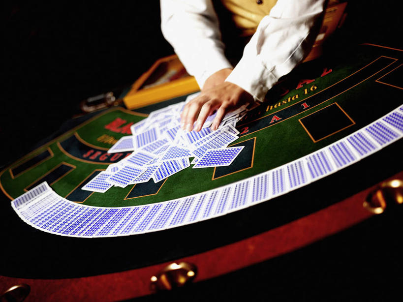 西方人,手,一个人,站,横图,俯视,室内,白天,工作服,制服,游戏,赌博,贪欲,竞争,桌子,扑克牌,纸牌,玩具,扑克,欧洲,欧洲人,双手,仅一个男性,仅一个人,许多,握,阴影,反射,影子,玩,娱乐,刺激,排列,仅一个年轻男性,站着,休闲,手部,握着,活动,发泄,消遣,智力,发牌,赌具,荷官,21点,黑杰克,投机,侥幸,欲望,宣泄,摆列,工作制服,男人,男性,年轻男性,白种人,玩耍,嬉戏,站立,半身,彩图,高角度拍摄,工作套服,二十一点,杀赔,庄荷,布列,分列,胜负,输赢