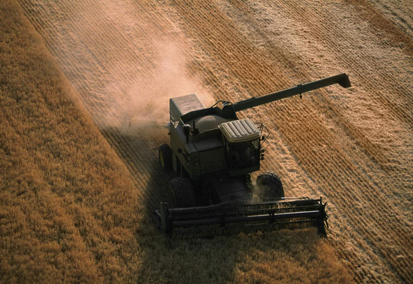 无人,农田,横图,俯视,航拍,室外,白天,旅游,度假,农业,庄稼,农作物,美景,汽车,美国,一辆,阴影,光线,影子,景观,首都,麦田,娱乐,车,阳光,自然,交通工具,驾驶,行驶,享受,休闲,机械,景色,放松,操纵,灰尘,尘土,控制,北美,北美洲,鸟瞰,自然风光,载具,飞扬,拖拉机,美洲,操控,华盛顿特区,华盛顿哥伦比亚特区,华府,北亚美利加洲,亚美利加洲,把持,交通运输,农用机械,飞腾,彩图,高角度拍摄,耕地,庄稼田