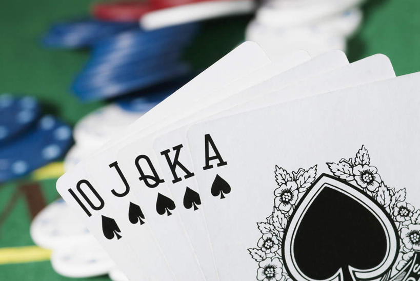 无人,横图,俯视,室内,特写,白天,游戏,赌博,贪欲,竞争,桌子,静物,扑克牌,纸牌,玩具,扑克,一排,阴影,朦胧,模糊,整齐,反射,影子,四张,玩,娱乐,刺激,排列,黑色,休闲,筹码,活动,计数,队列,发泄,消遣,智力,赌具,积累,累积,21点,黑杰克,投机,侥幸,欲望,宣泄,筹马,记数,玩耍,嬉戏,彩图,高角度拍摄,二十一点,胜负,输赢