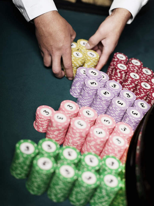 西方人,手,一个人,竖图,俯视,彩色,室内,特写,白天,游戏,赌博,贪欲,竞争,玩具,欧洲,欧洲人,双手,仅一个男性,仅一个人,一堆,许多,握,阴影,堆叠,堆积,反射,影子,玩,娱乐,刺激,仅一个年轻男性,休闲,手部,握着,筹码,活动,堆,计数,发泄,消遣,智力,发牌,赌具,积累,累积,荷官,投机,侥幸,欲望,宣泄,筹马,记数,男人,男性,年轻男性,白种人,玩耍,嬉戏,半身,彩图,高角度拍摄,杀赔,庄荷,胜负,输赢