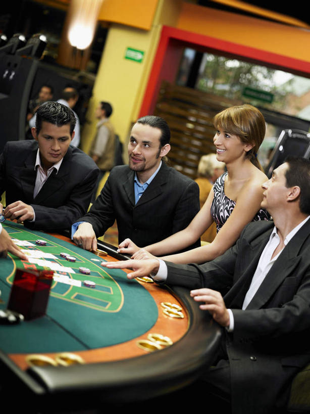 西方人,伙伴,朋友,站,坐,笑,微笑,露齿笑,竖图,室内,白天,正面,衬衫,裙子,西装,游戏,友谊,赌博,贪欲,竞争,桌子,扑克牌,纸牌,玩具,扑克,照明,欧洲,欧洲人,阴影,连衣裙,套装,正装,朦胧,模糊,光线,壁灯,影子,灯光,领带,许多人,玩,注视,职业装,娱乐,顾客,刺激,灯,灯具,观察,看,站着,一群人,休闲,筹码,观看,活动,计数,照亮,察看,照明设备,发泄,关注,消遣,智力,赌具,积累,累积,21点,黑杰克,投机,侥幸,欲望,宣泄,筹马,主顾,记数,友情,男人,男性,年轻女性,中年男性,白种人,玩耍,嬉戏,站立,坐着,半身,彩图,衬衣,二十一点,胜负,输赢