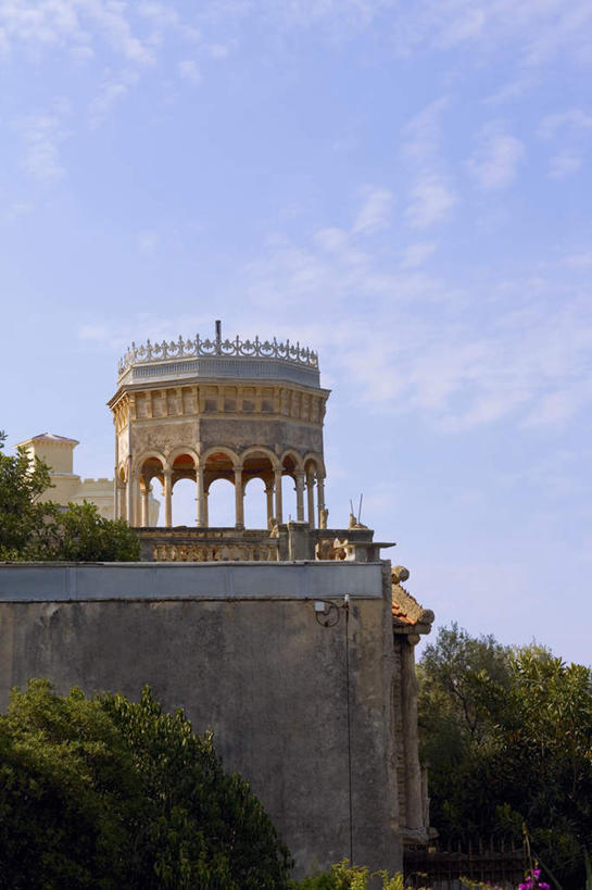 无人,宫殿,栏杆,竖图,室外,白天,仰视,旅游,度假,植物,标志建筑,地标,建筑,法国,欧洲,一排,许多,阴影,整齐,光线,影子,柱子,云,云朵,围栏,云彩,娱乐,建设,护栏,树,树木,排列,蓝色,绿色,白云,蓝天,天空,阳光,自然,天,享受,休闲,旅游胜地,放松,生长,晴朗,成长,队列,滨海阿尔卑斯,尼斯,法兰西共和国,省会,法兰西第五共和国,普罗旺斯.阿尔卑斯.蓝色海岸,普罗旺斯.阿尔卑斯.蓝色海岸大区,滨海阿尔卑斯省,晴空,彩图,低角度拍摄