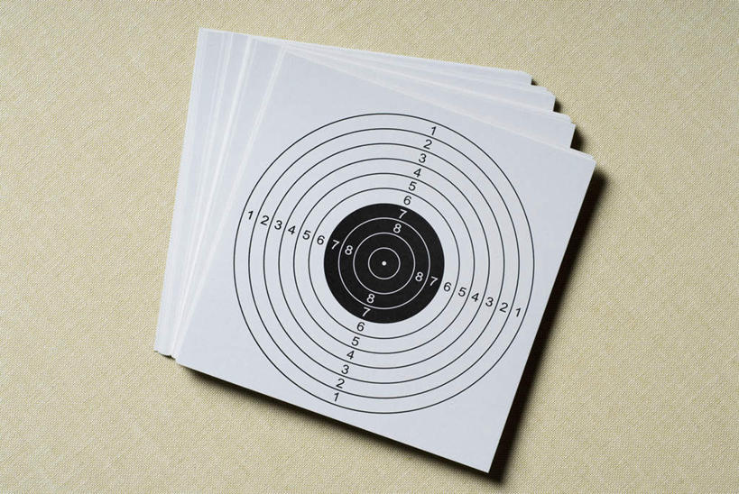 无人,横图,俯视,室内,特写,白天,成功,胜利,静物,一堆,一排,许多,阴影,堆叠,堆积,整齐,反射,标志,数字,文字,影子,字符,四张,标识,排列,白色,黑色,摄影,阿拉伯数字,影棚,堆,靶心,队列,瞄准,彩图,高角度拍摄,影棚拍摄,拍摄